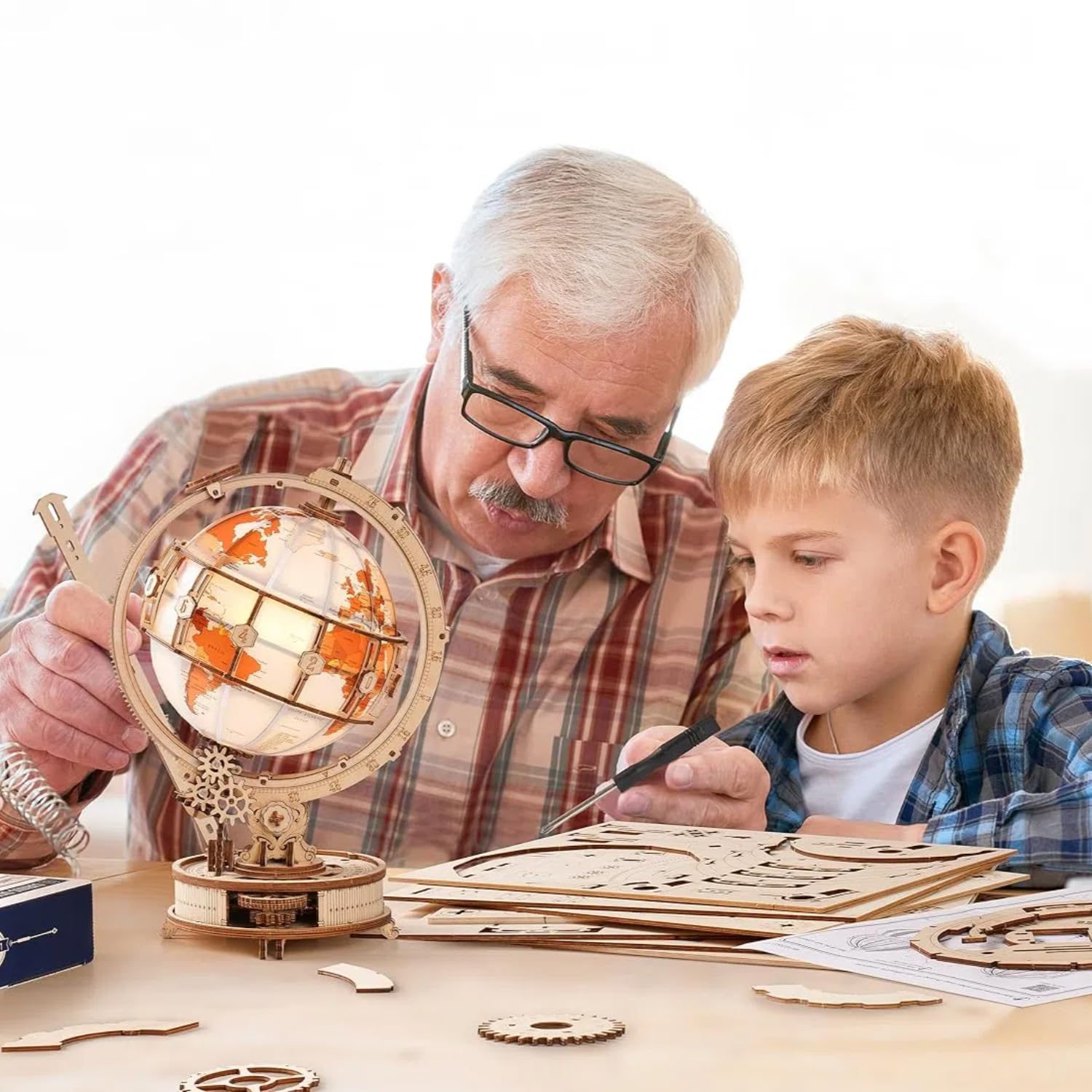 ROBOTIME Luminous Globe ST003 European-inspired base adds vintage elegance to the setup.