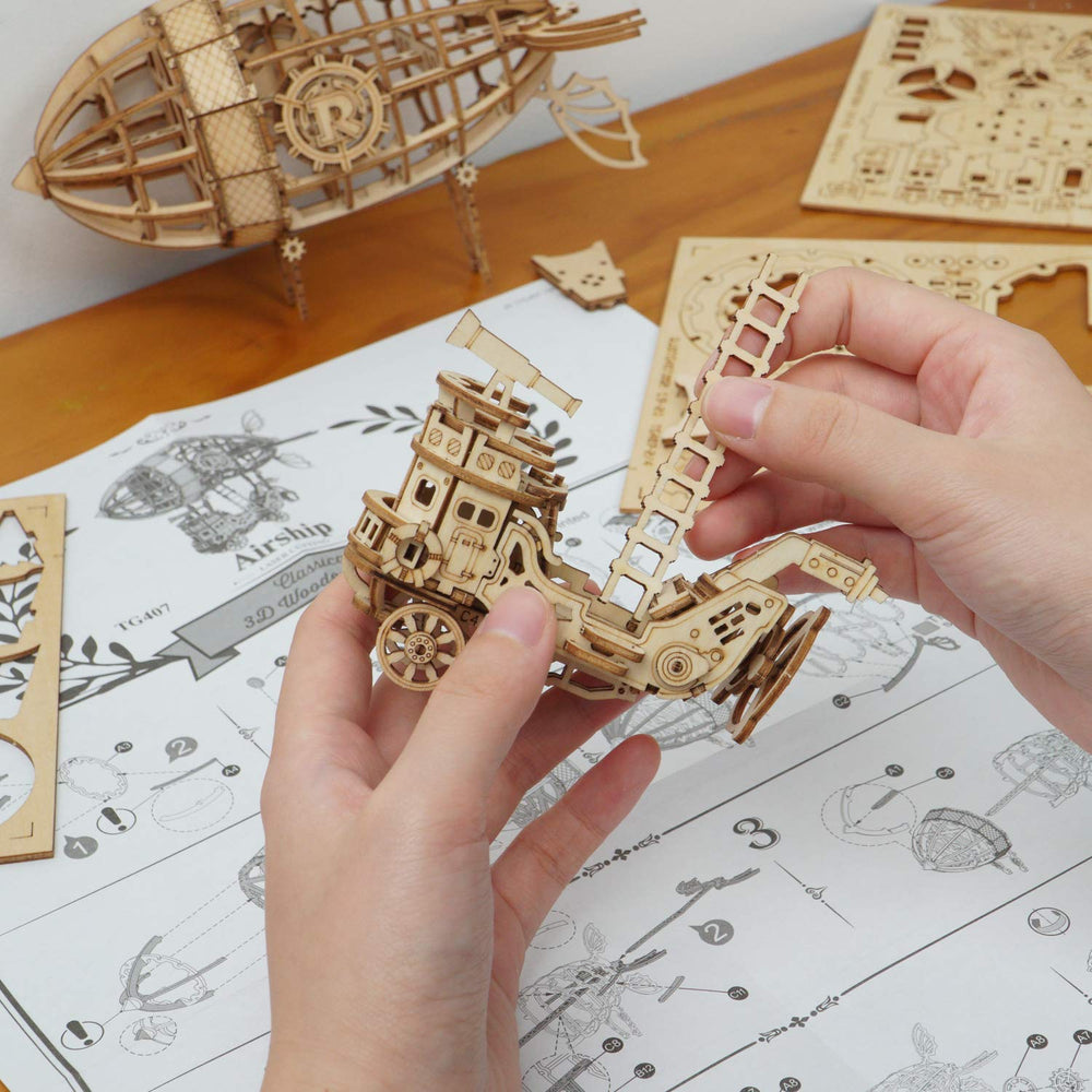 Rolife airship-building session with a child promotes bonding through creativity.