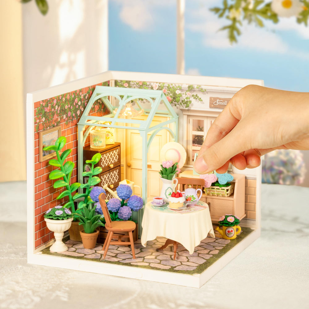 Rolife miniature display piece ideal for gifting craft lovers.