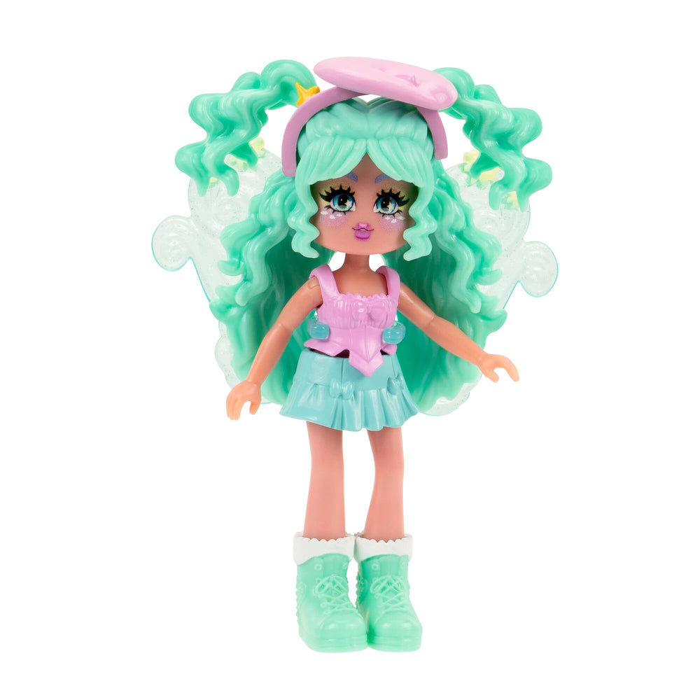 Royale High shoes and wigs for varied character styles and plays.