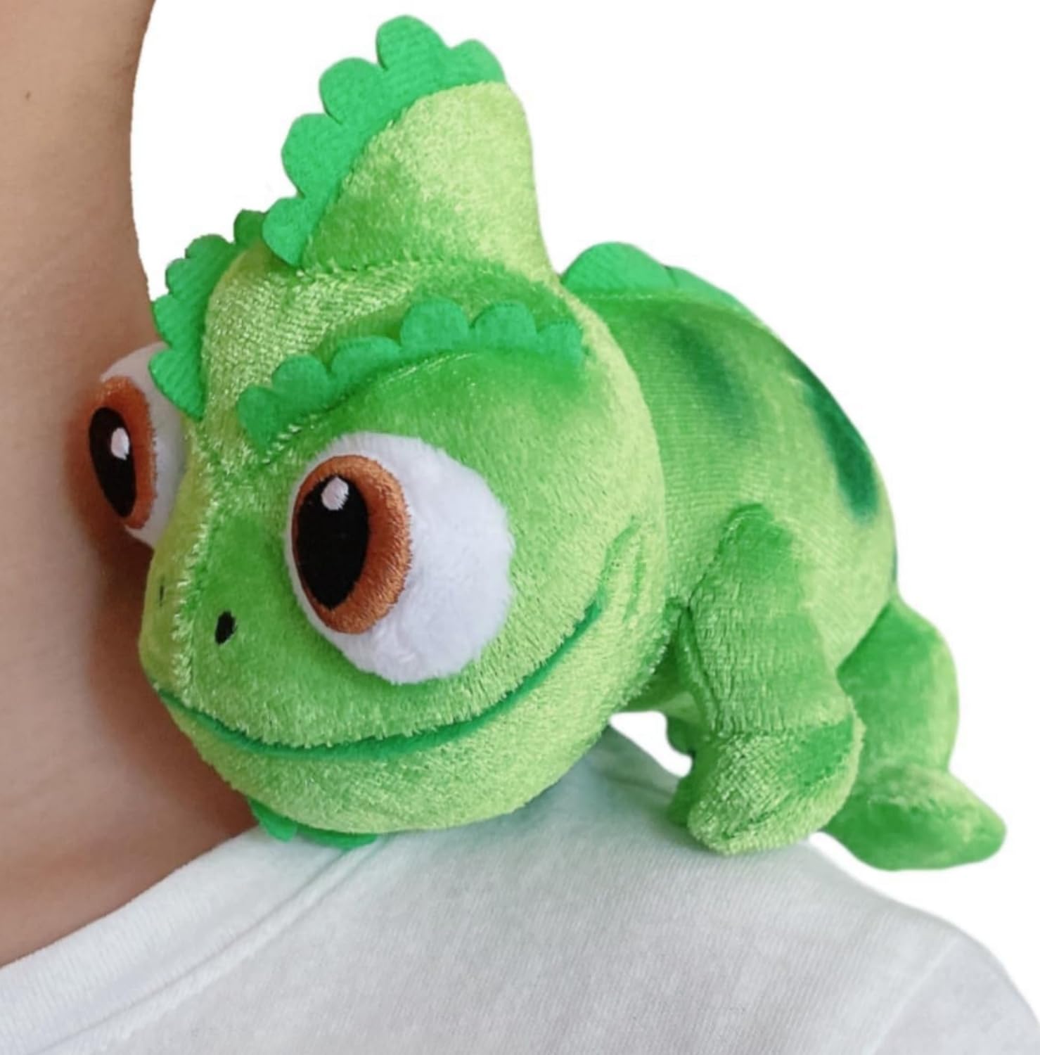 Salvado Lizard Plush shoulder magnet side view showing portable cuddly design and magnet feature.