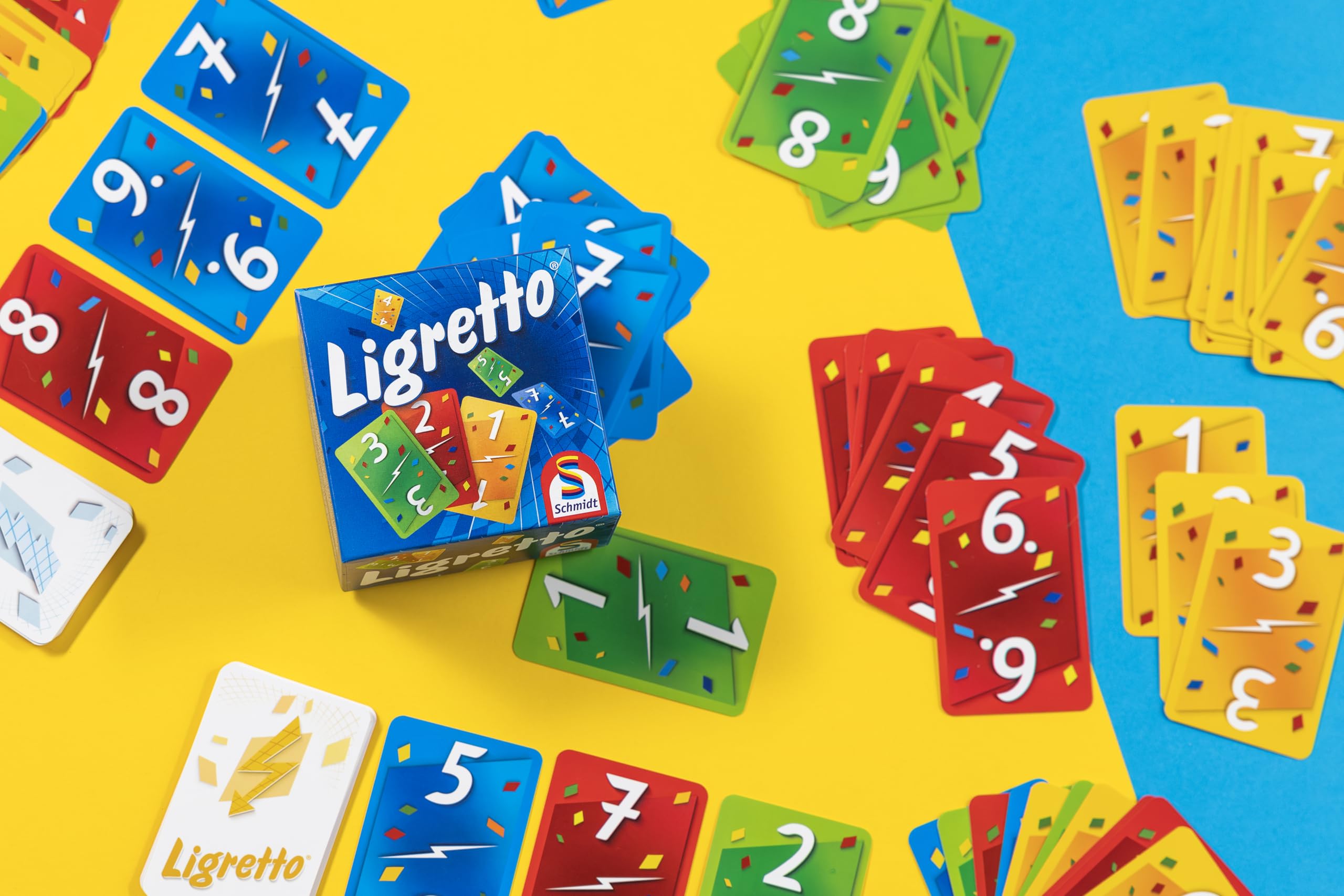 Schmidt Ligretto Blue players around a table in multiplayer play