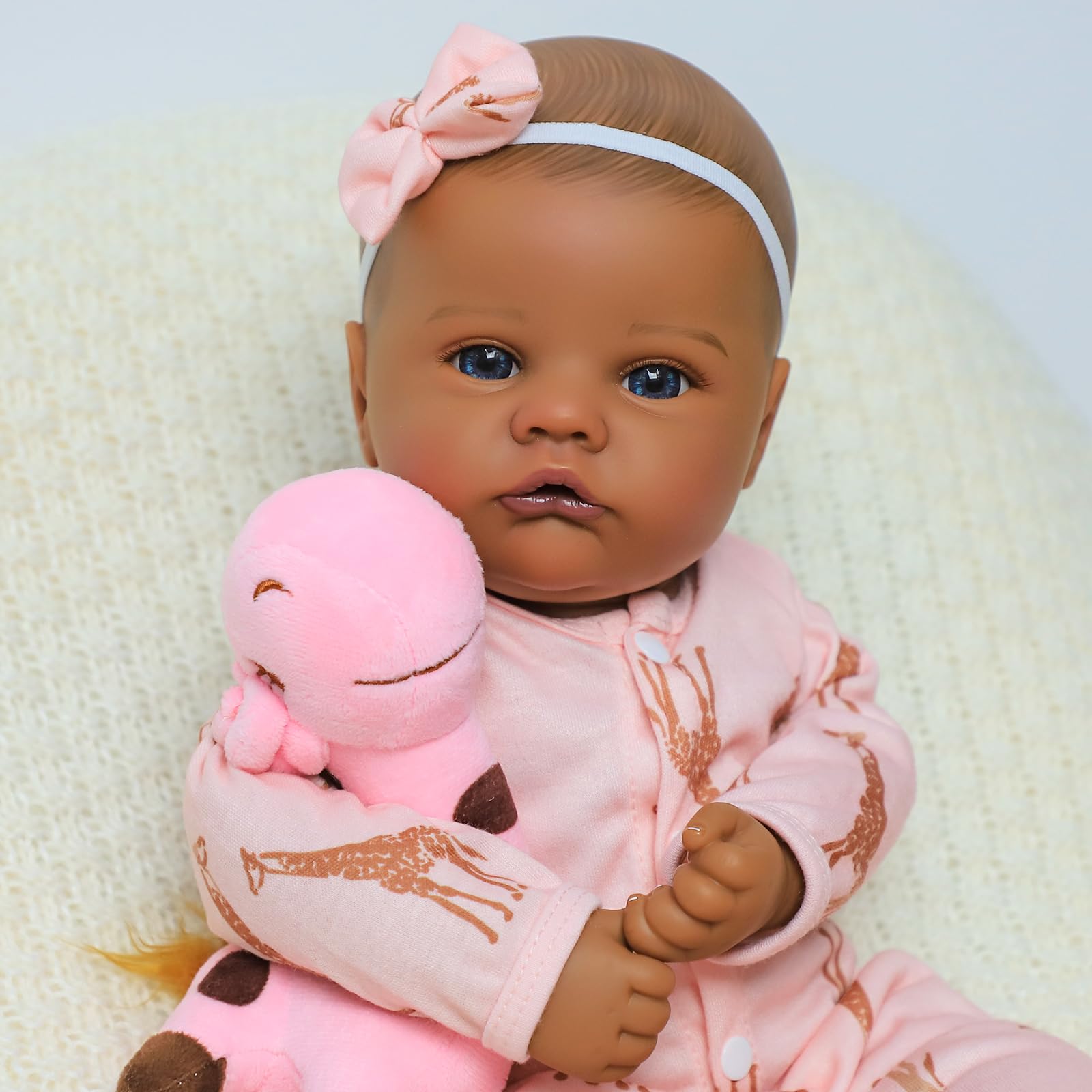 SCOM Black 18-inch diaper and feeding set boosts everyday caregiving scenes.
