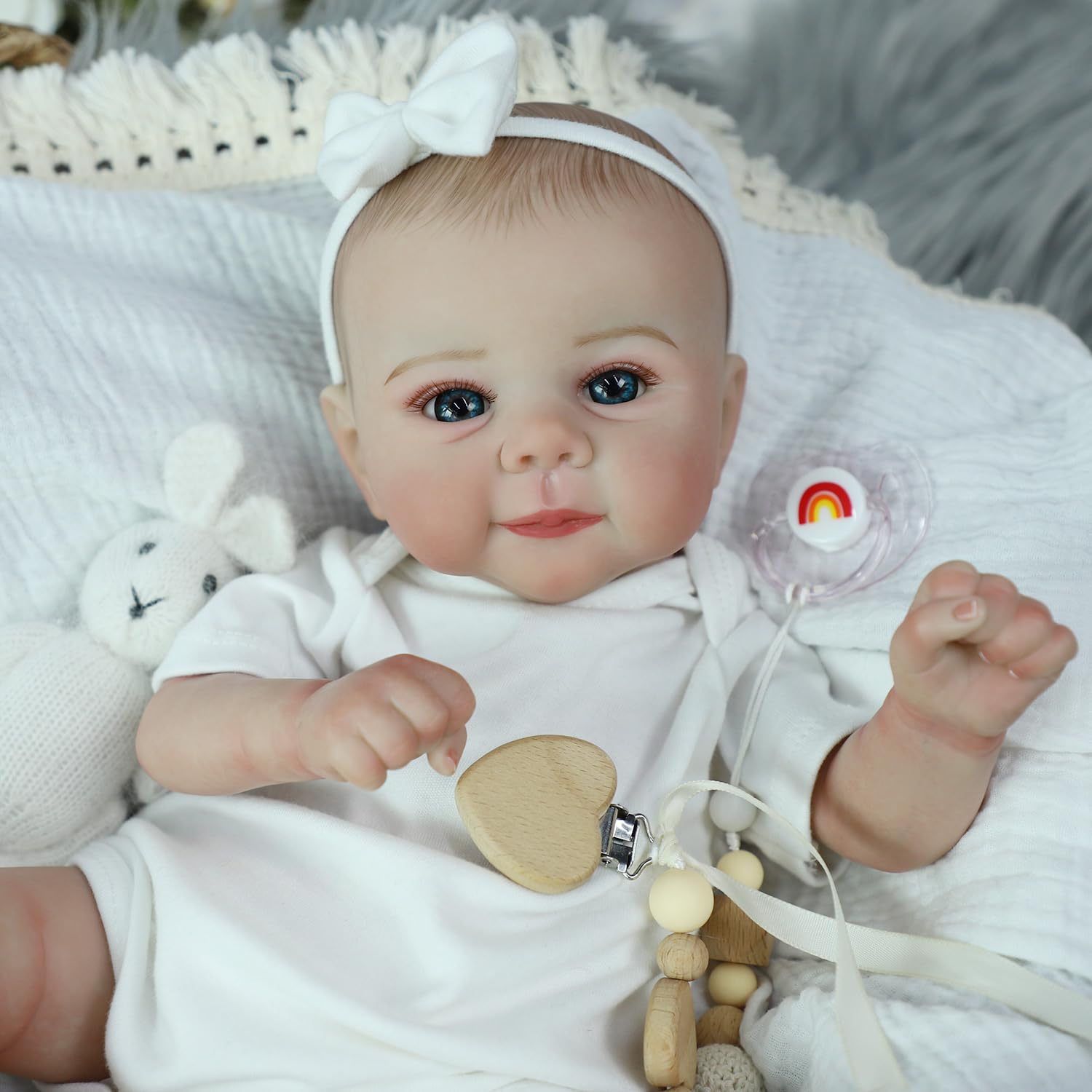 SCOM Juliette 18in gift box offers a premium unboxing experience