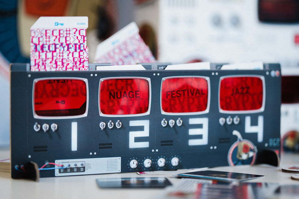 Scorpion Masqué Decrypto screen slide reveals decoded words with a twist.