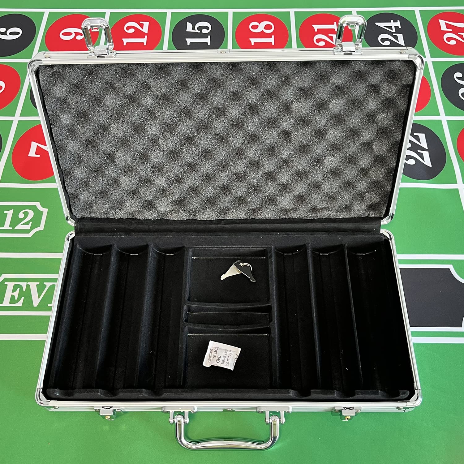 SEETOOOGAMES 300-chip capacity area keeps chips, cards, and dice organized.