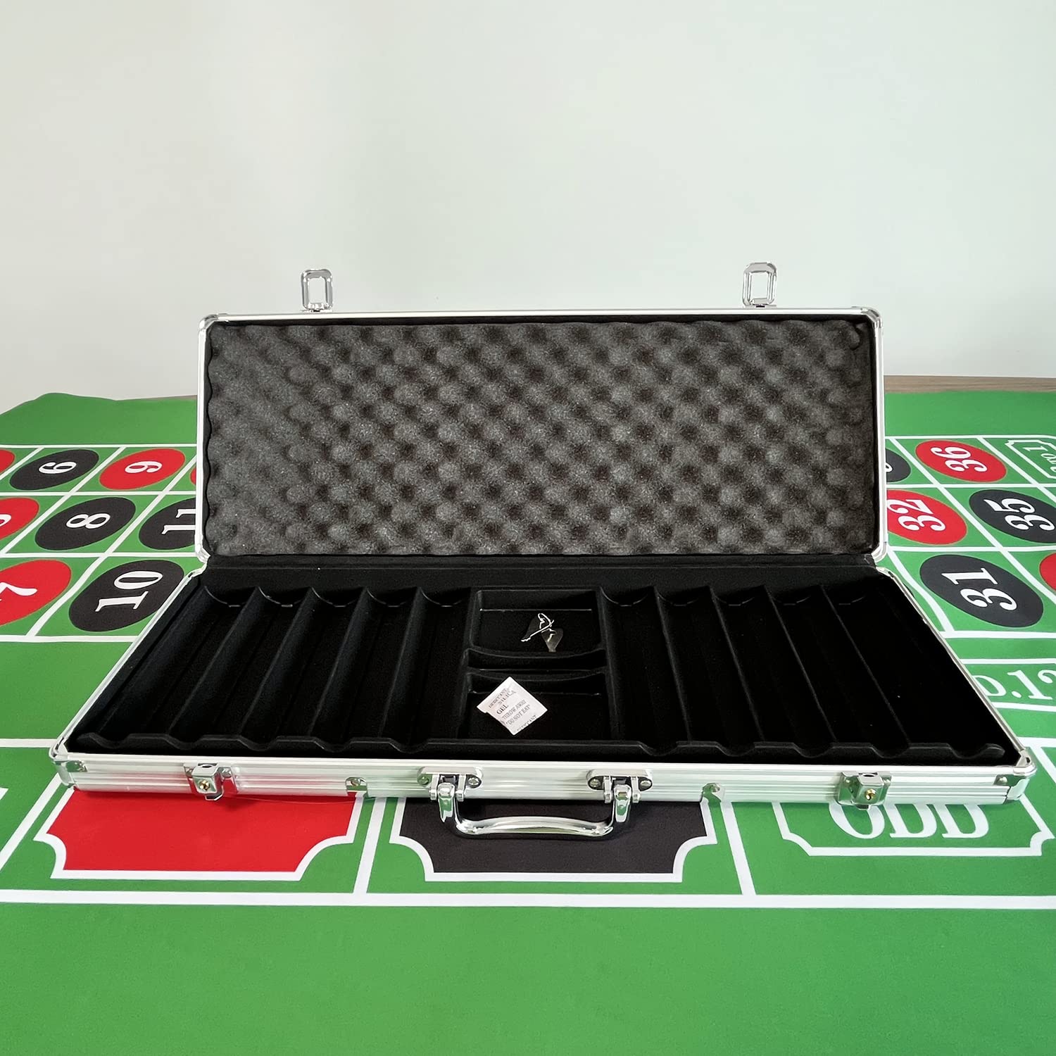 SEETOOOGAMES poker chip case interior showing space for 500 chips