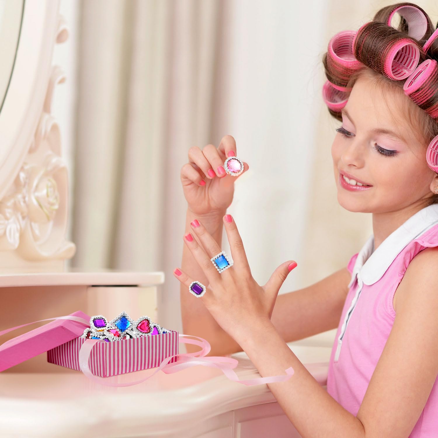 Shappy square-shaped ring, vibrant design, perfect for themed celebrations.
