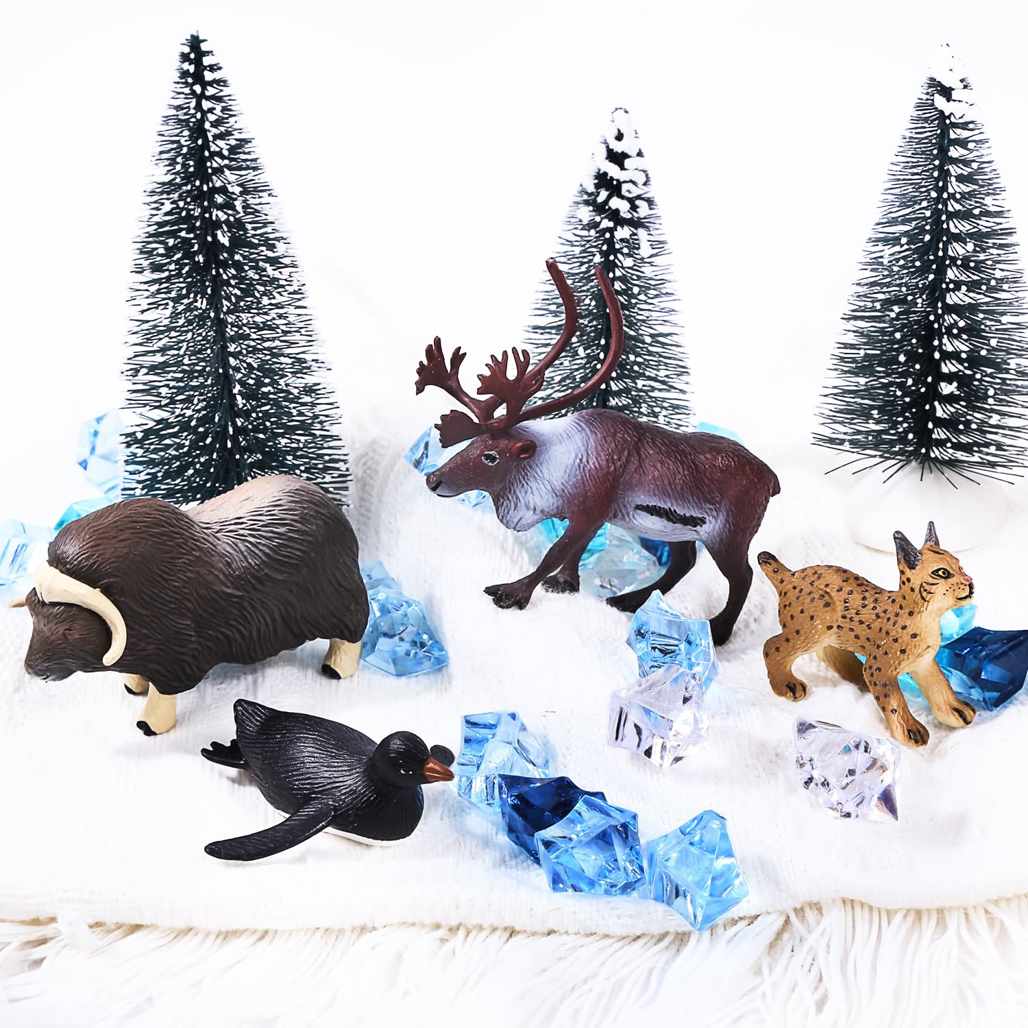 SIENON pine trees diorama pieces create a wintry Arctic landscape.