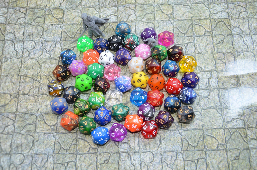 Smartdealspro engraved-number D20 dice designed for easy reads.