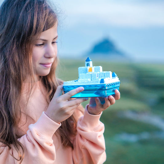 SmartGames Atlantis Escape stairway pieces enabling creative path-building challenges