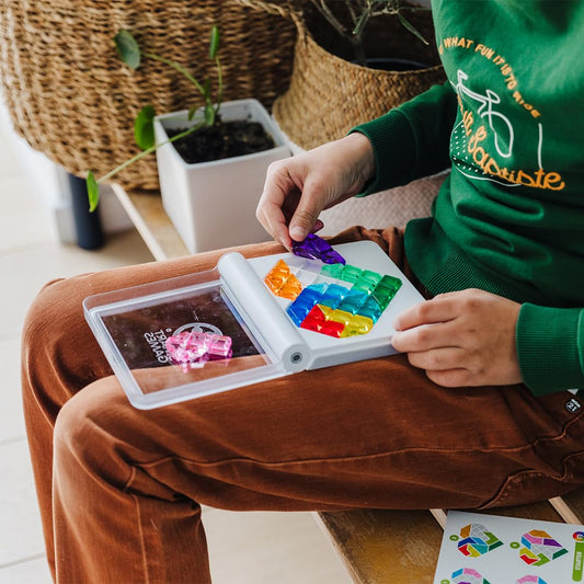 SmartGames IQ Love compact board with jewel pieces ready for play anywhere.