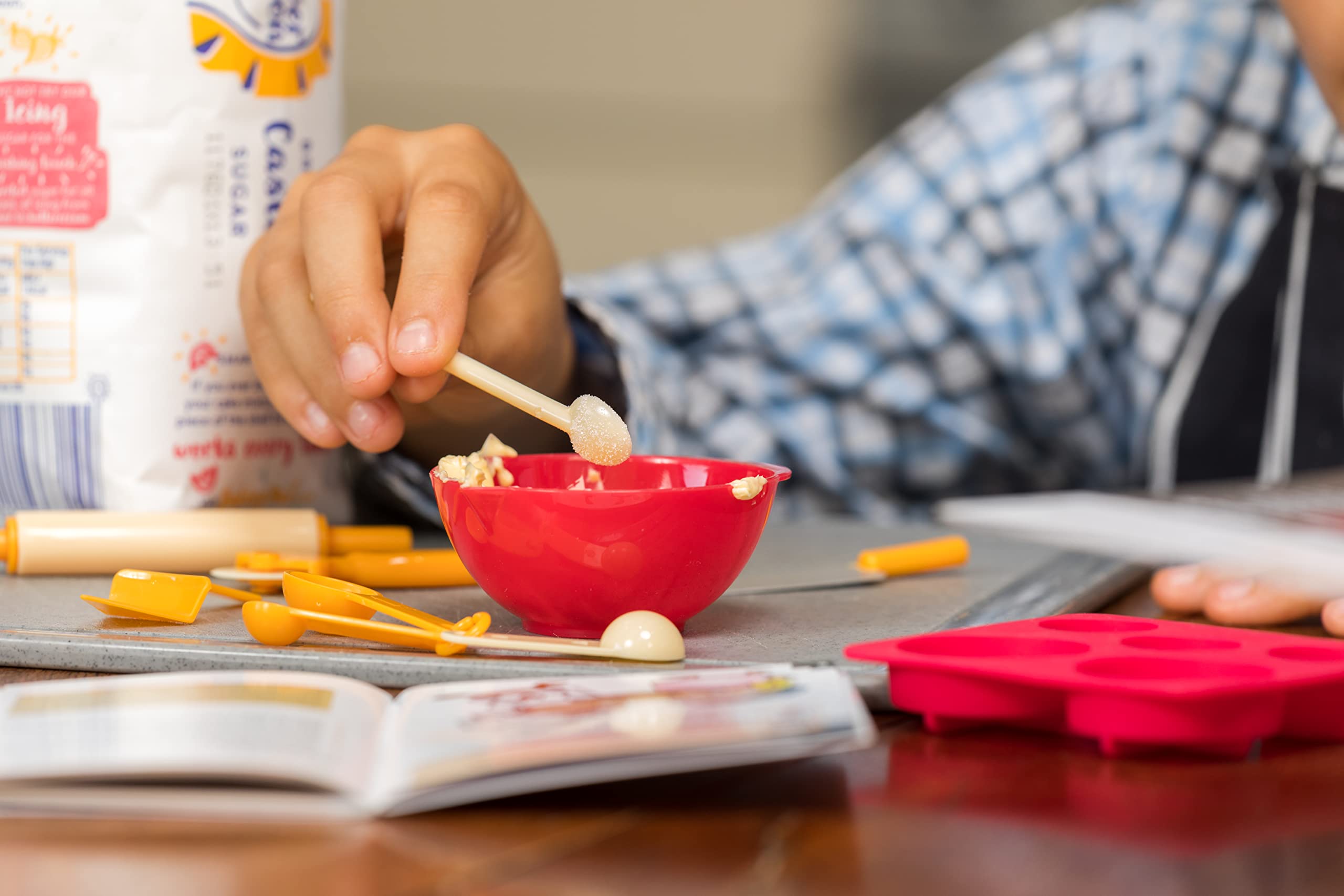 SMARTLAB pizza-pie-pan lets kids bake mini pies and pizzas confidently