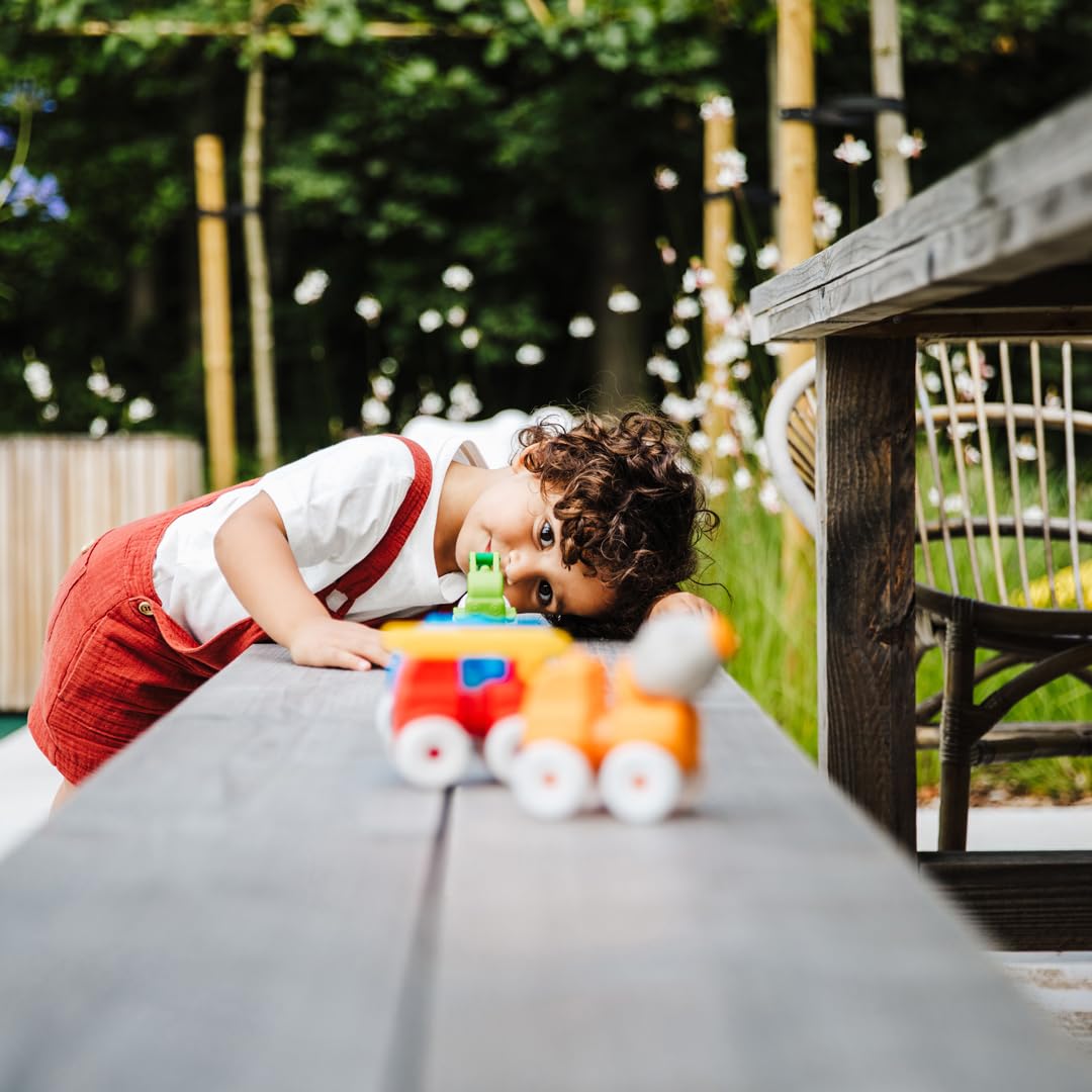SmartMax colorful pieces help sensory exploration while improving hand-eye coordination