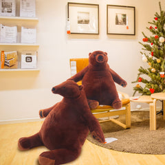 SNOWOLF Djungelskog bear display in a wildlife-themed room as a collection piece.