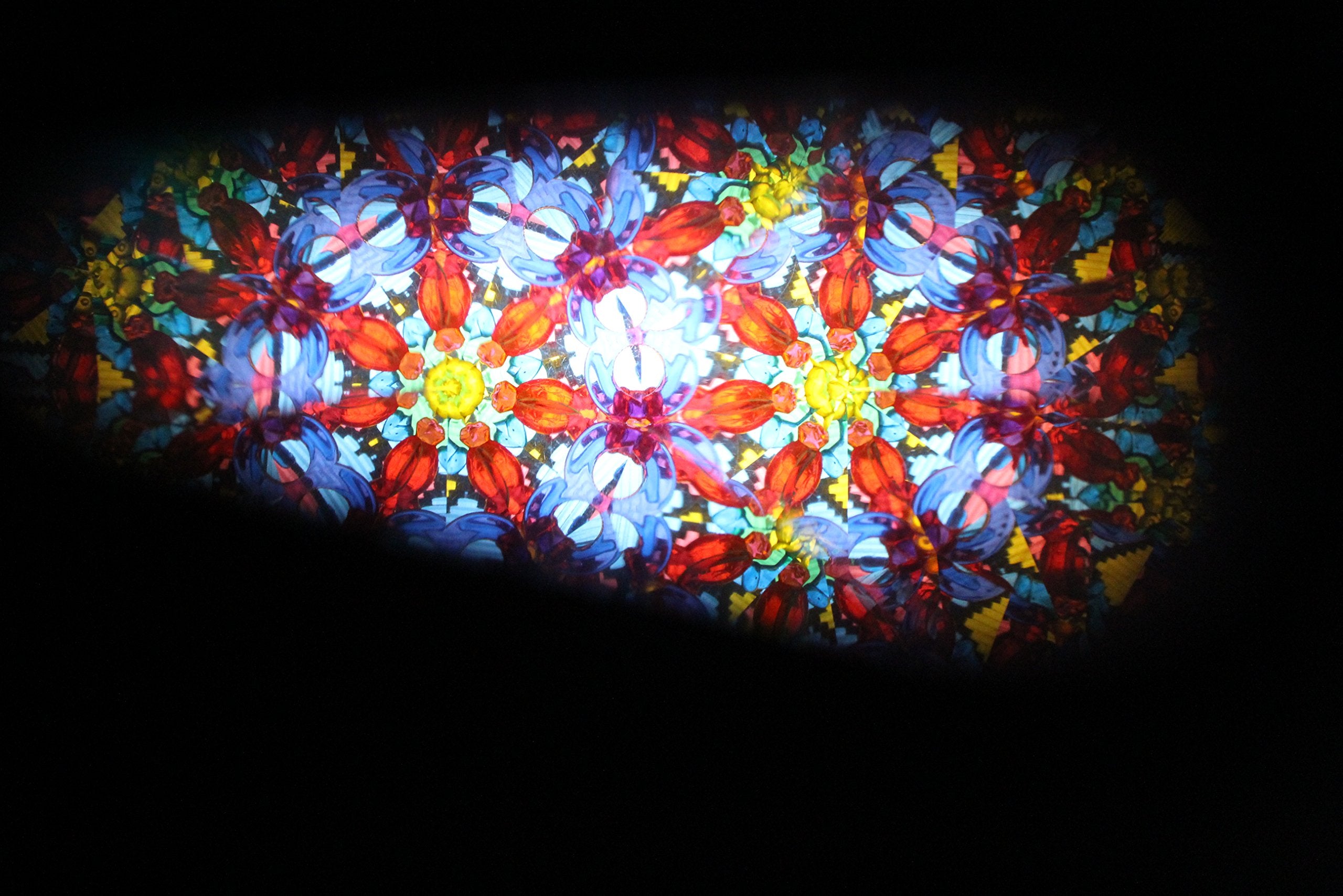 SPADORIVE kaleidoscope is easy to hold and share during breaks.