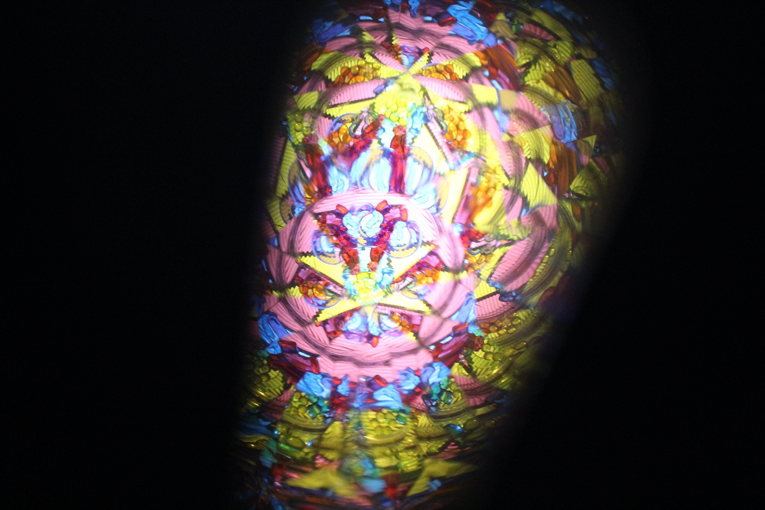 SPADORIVE kaleidoscope encourages creativity and observation through rotating light patterns.