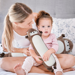 Sprinqdawin otter plush in a kid’s bedroom for bedtime cuddle.