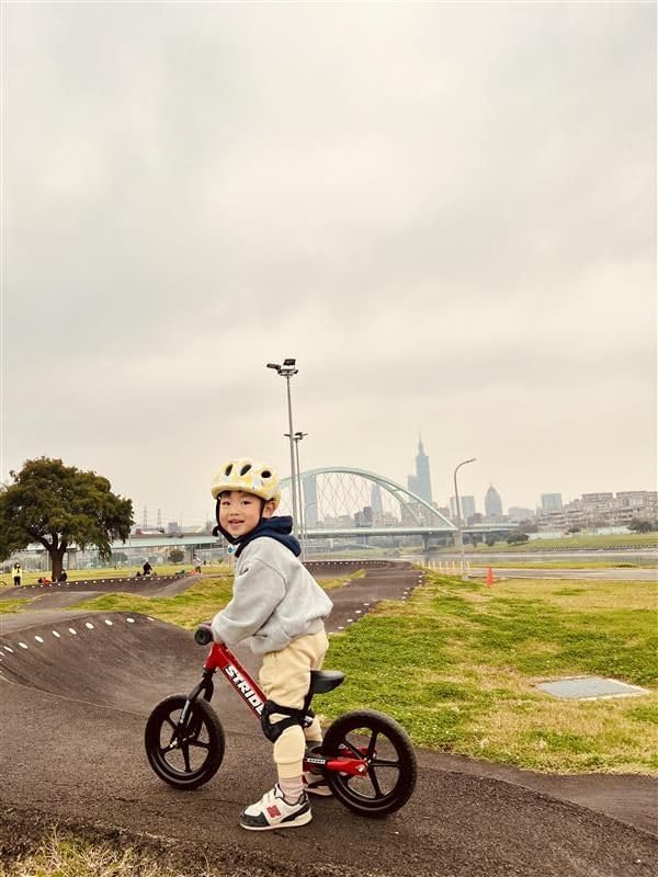 Strider red foam tires that never go flat for worry-free practice.