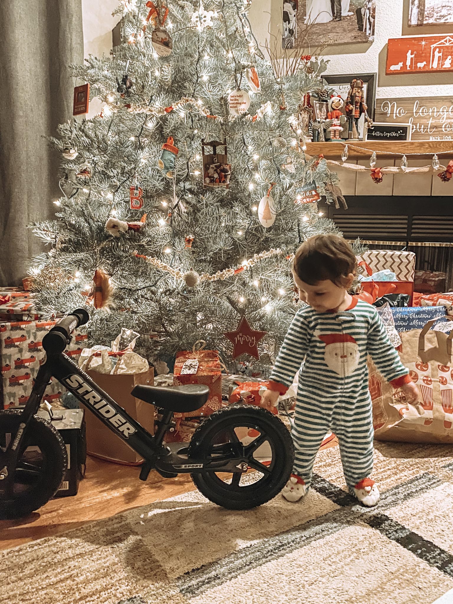 Strider mini grips and flat-free tires offer secure handling and low maintenance.