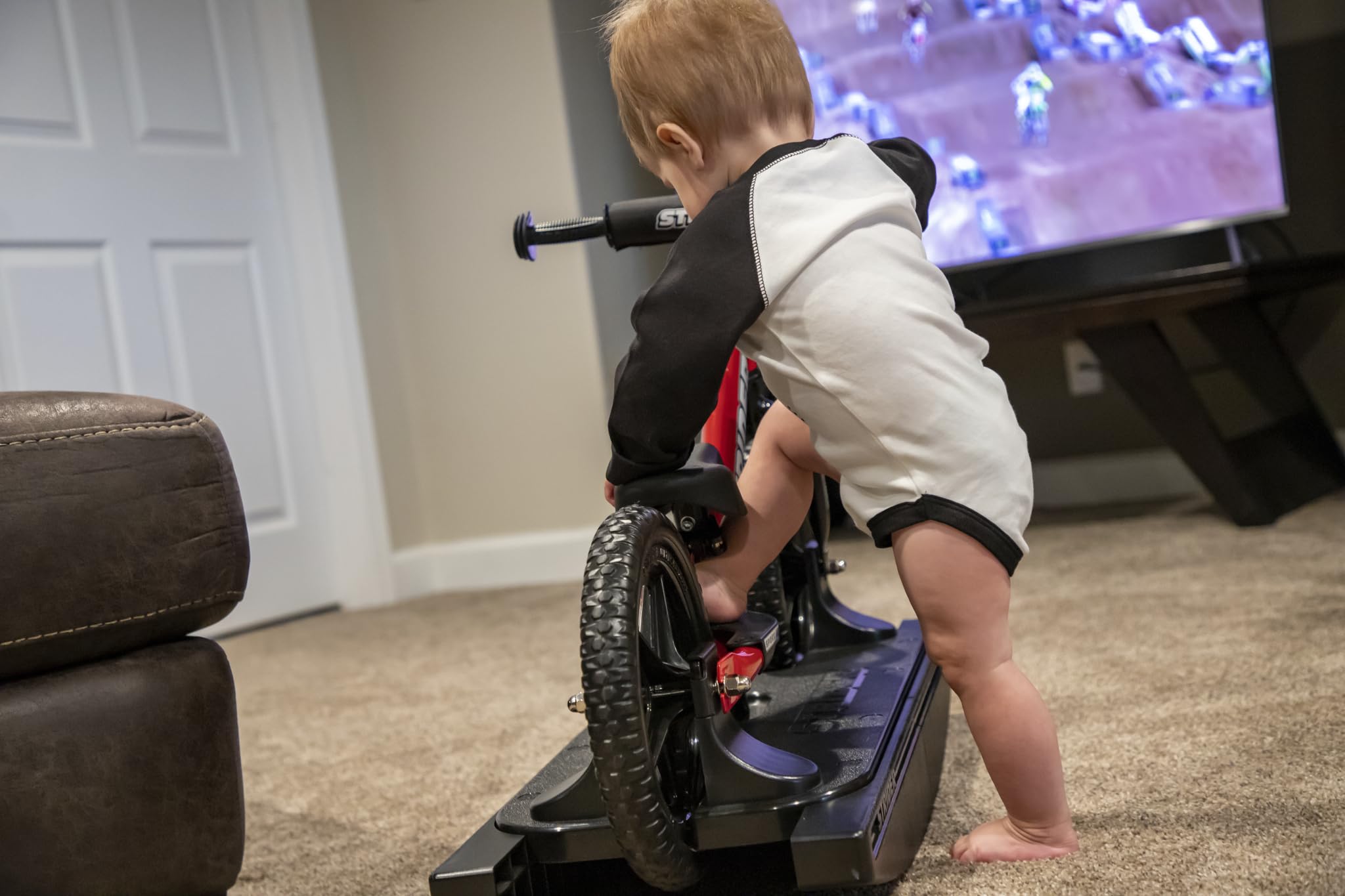 Strider rocking base enhances early riding experience without needing training wheels.
