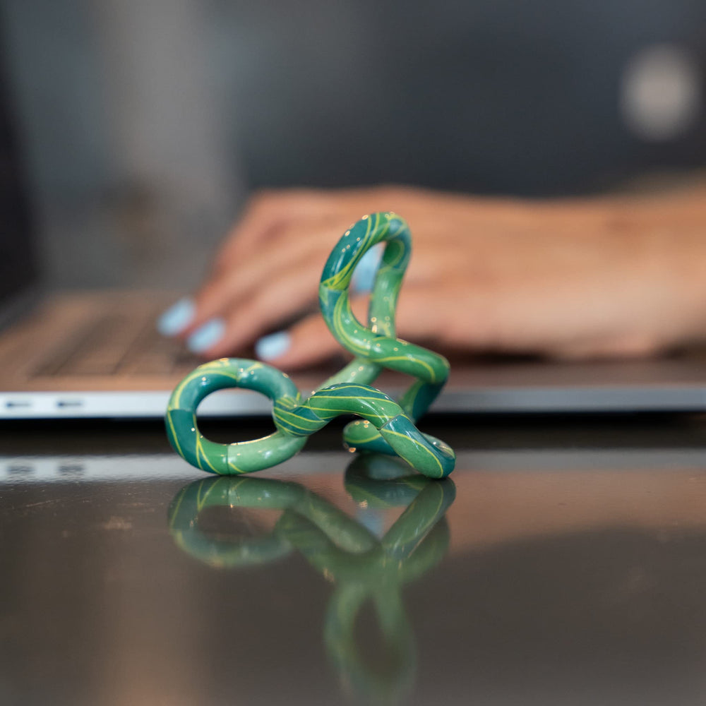 Tangle Jr. Quiet meeting-friendly fidget suitable for professional spaces.