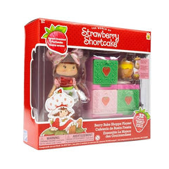 Strawberry Shortcake 5.5-inch doll in exclusive Berry Bake outfit for themed play.