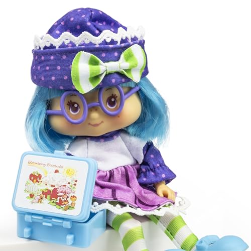 The Loyal Subjects Plum Pudding includes 4 surprise reveal accessories for unboxing delight.