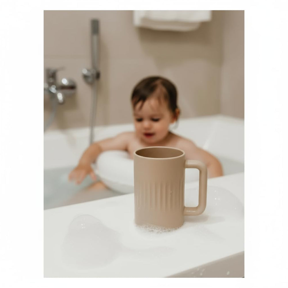 Tiipi Silicone rinse cup enables easy rinsing of bath toys.