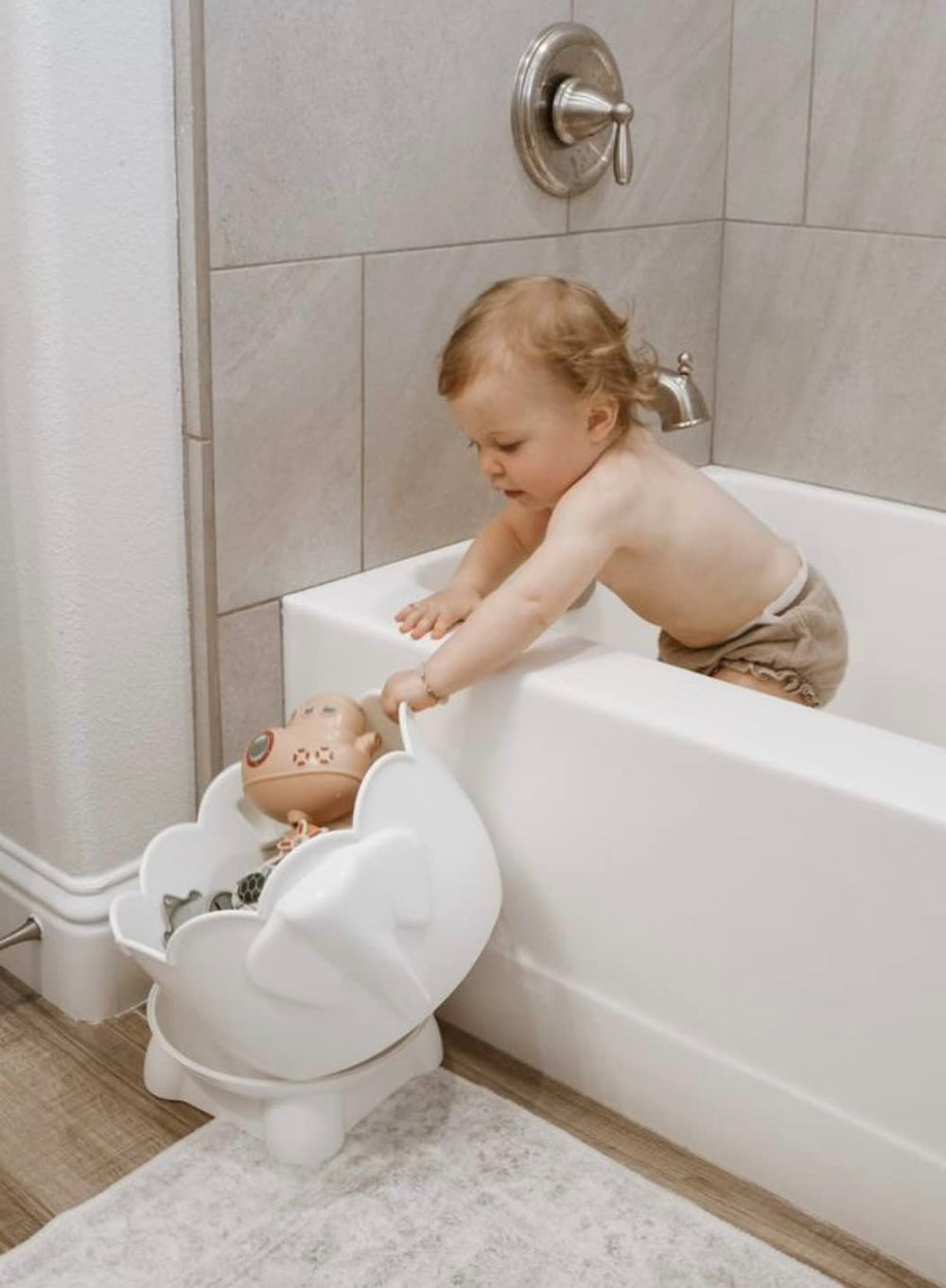 Tiipi Minimal off-white decor blends with modern bathroom styles.
