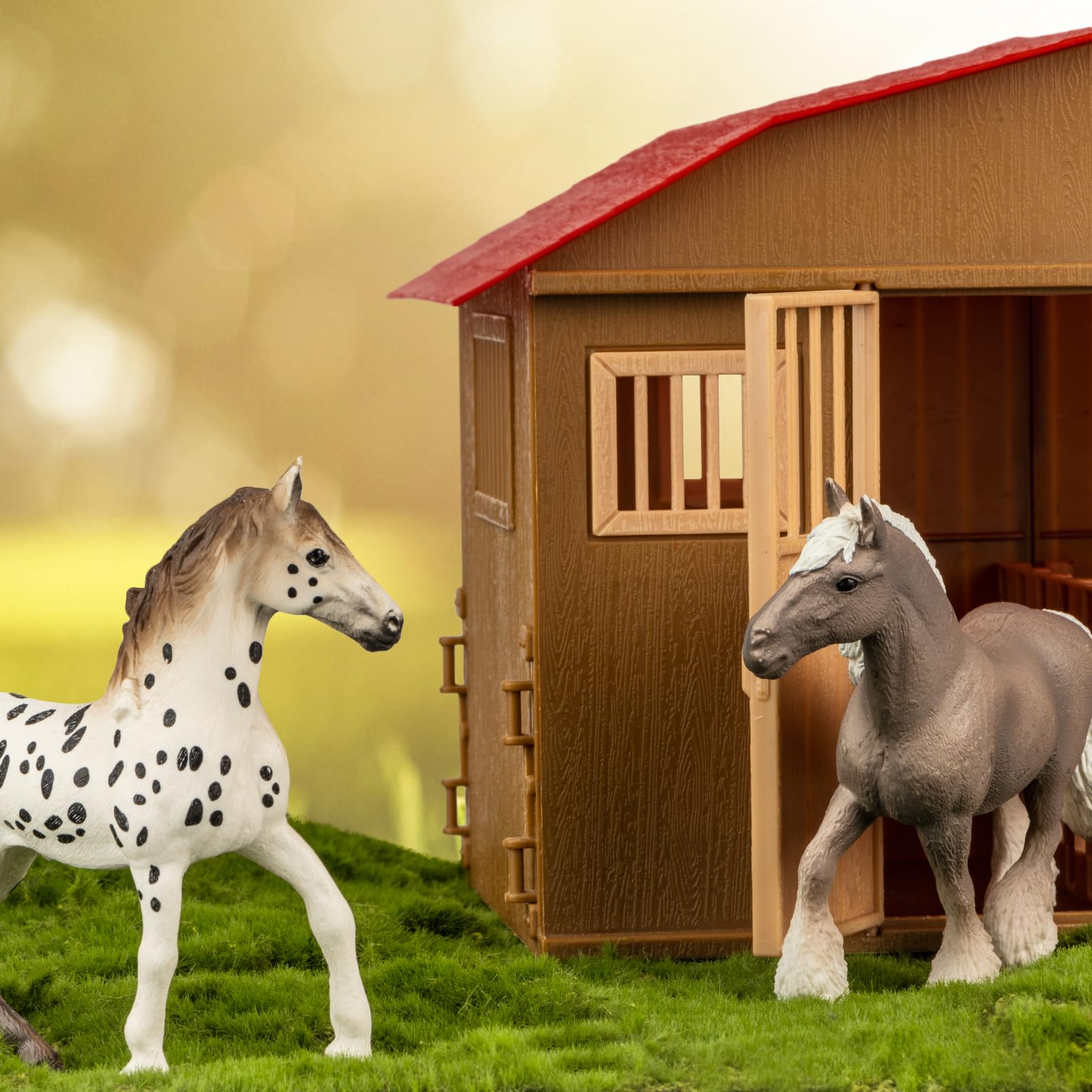 TikOnsYol stable features movable door and fence for dynamic scenes.