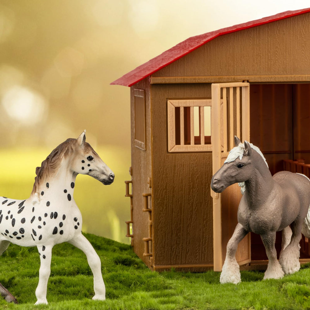 TikOnsYol stable features movable door and fence for dynamic scenes.