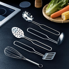 TikOnsYol colander for pretend kitchen tasks.