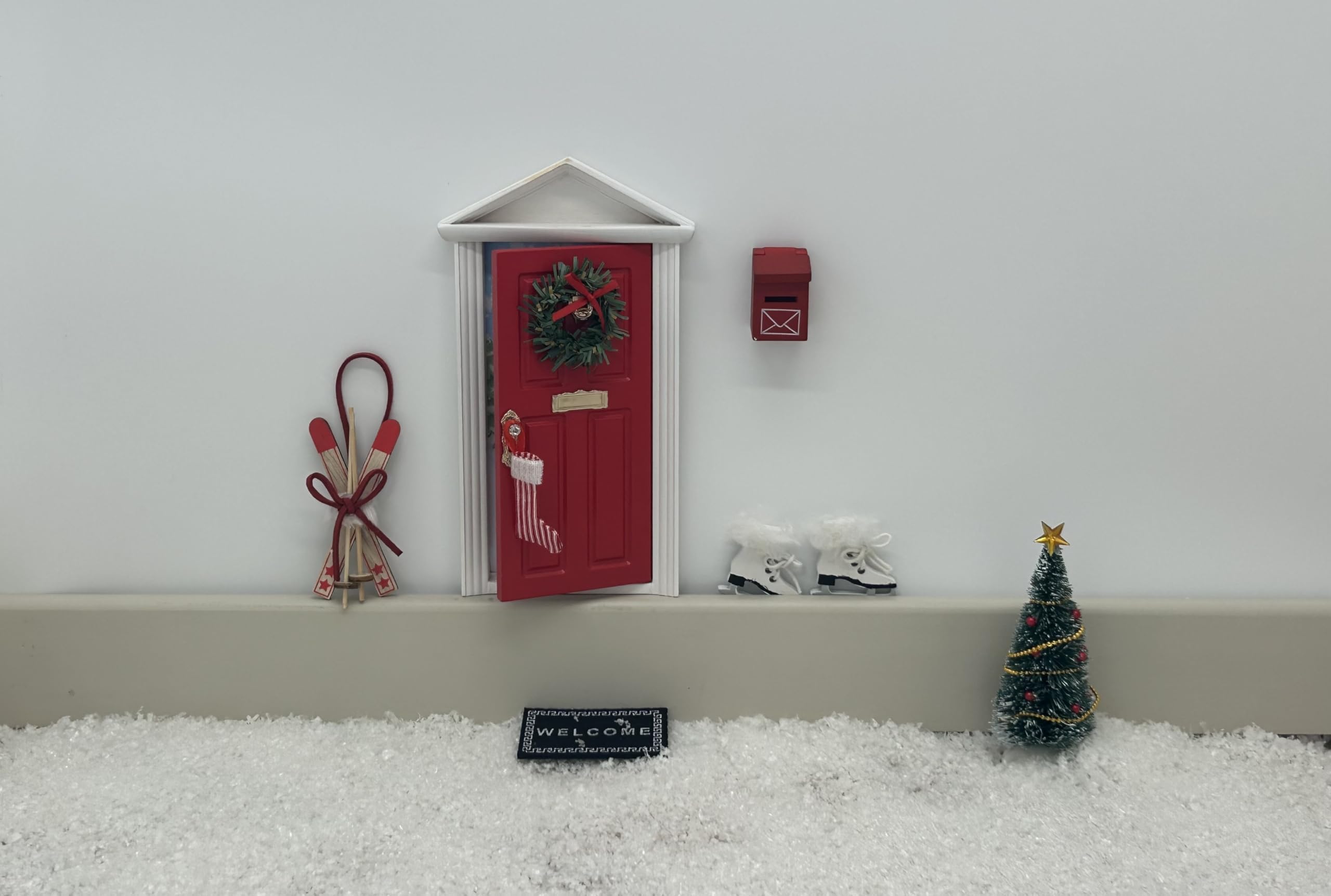 Tonttuovi elf door open-close demonstrates the functional portal for imaginative play.