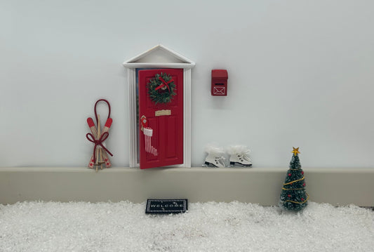 Tonttuovi elf door open-close demonstrates the functional portal for imaginative play.