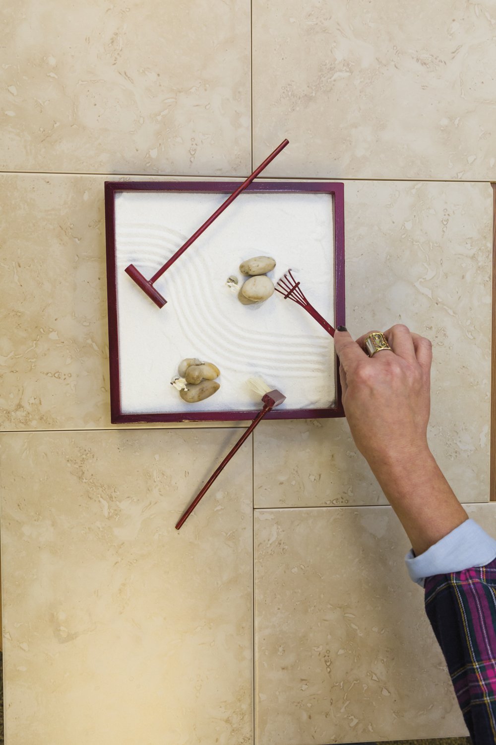 Toysmith Deluxe Zen Garden rake tools enable soothing sand design on your workspace.
