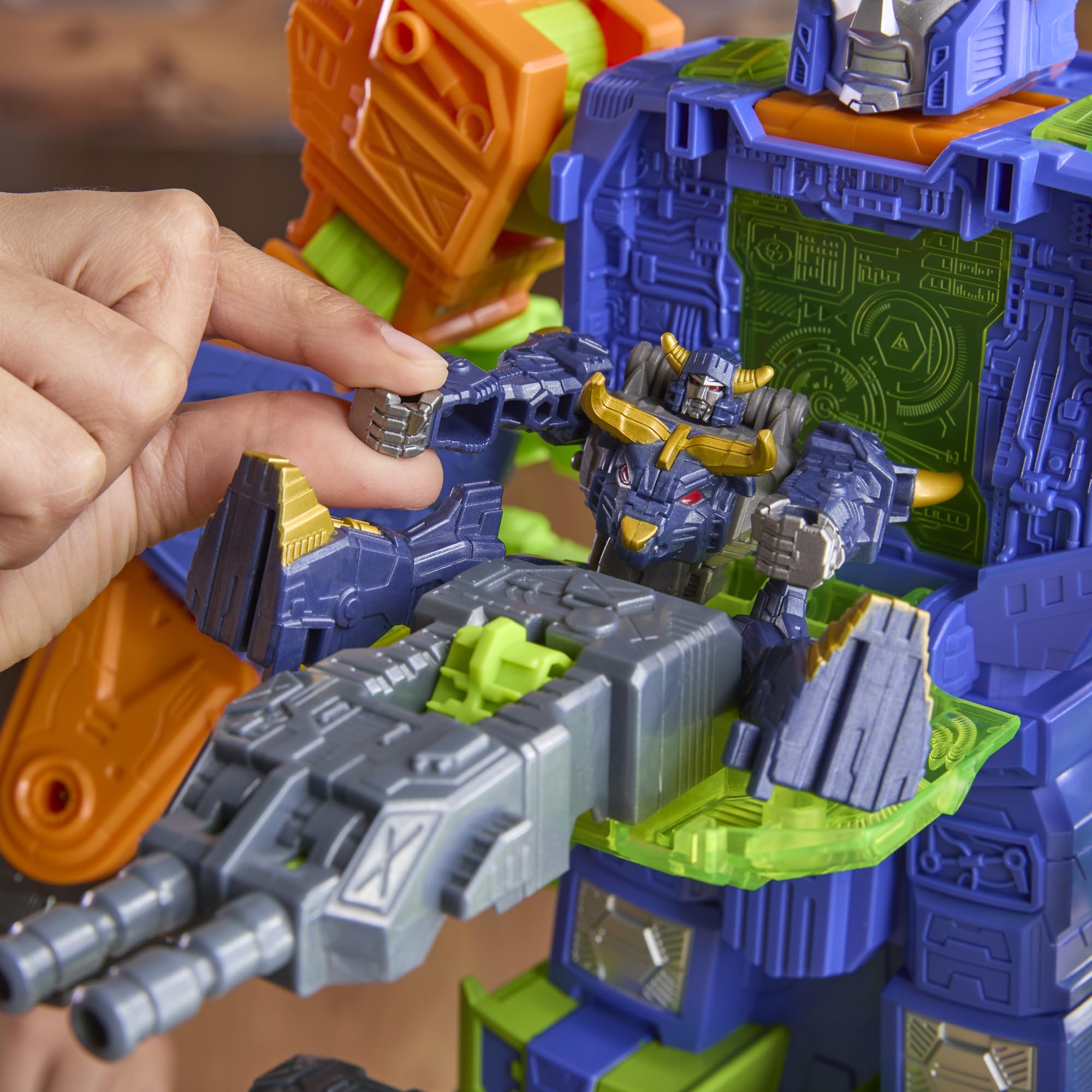 Transformers CYBERWORLD figures can interact with battle stations and hover cycle.