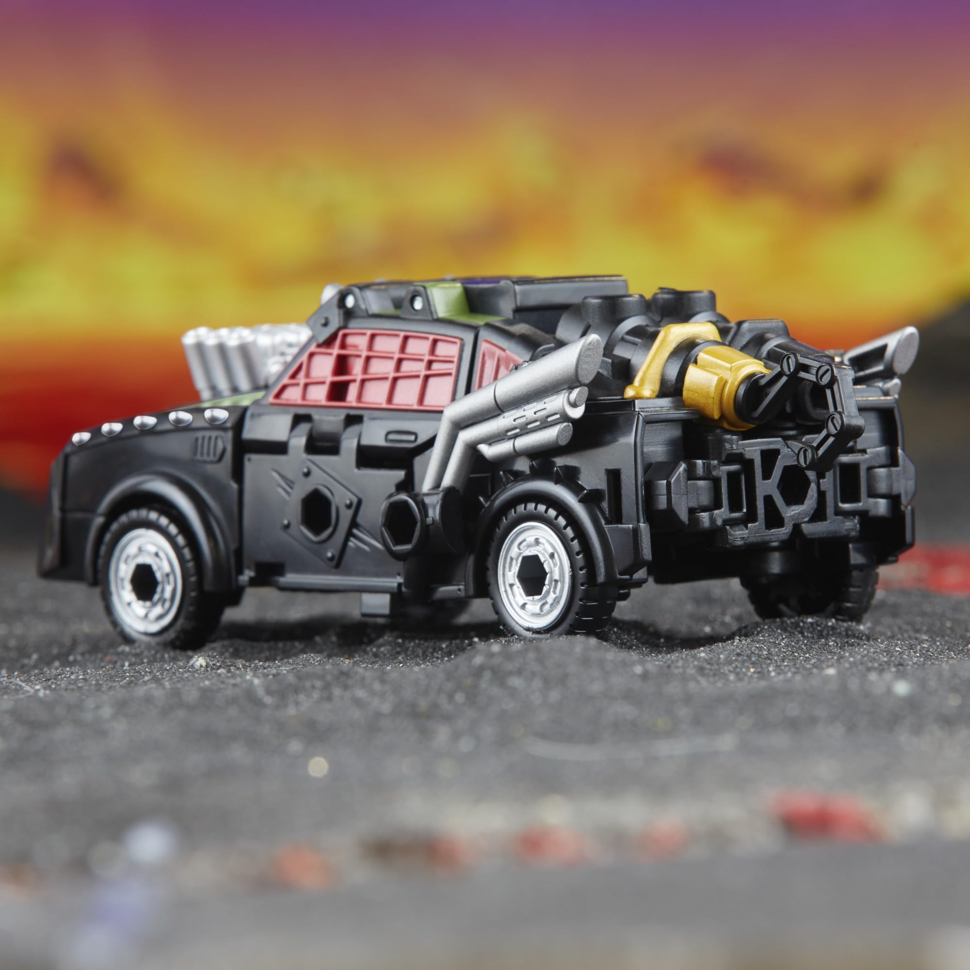 Transformers Star Raider Lockdown high-detail sculpt enhances collectible appeal.