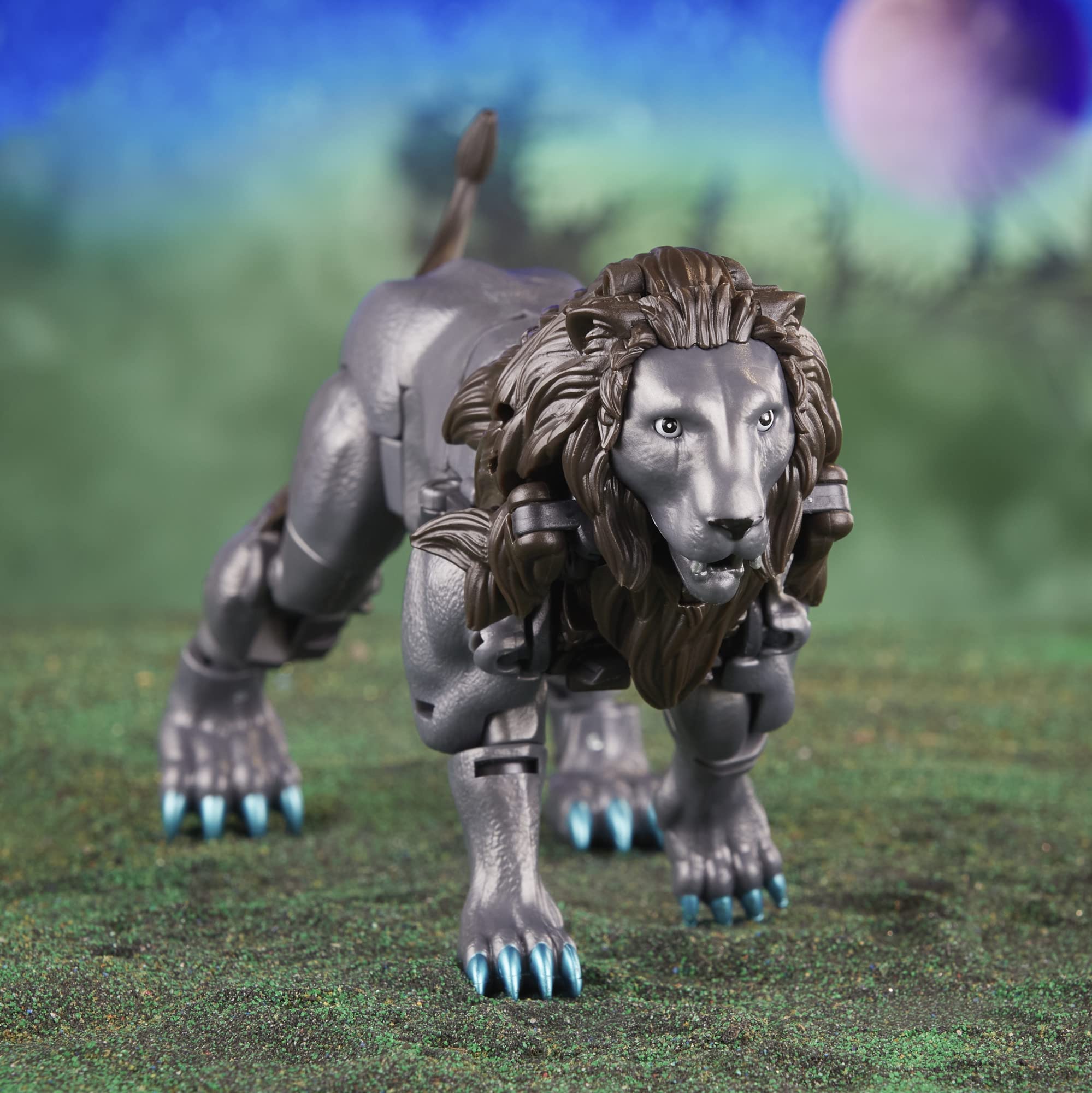 Claw blade mechanism flipping out from lion paws in robot mode.