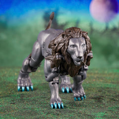Claw blade mechanism flipping out from lion paws in robot mode.