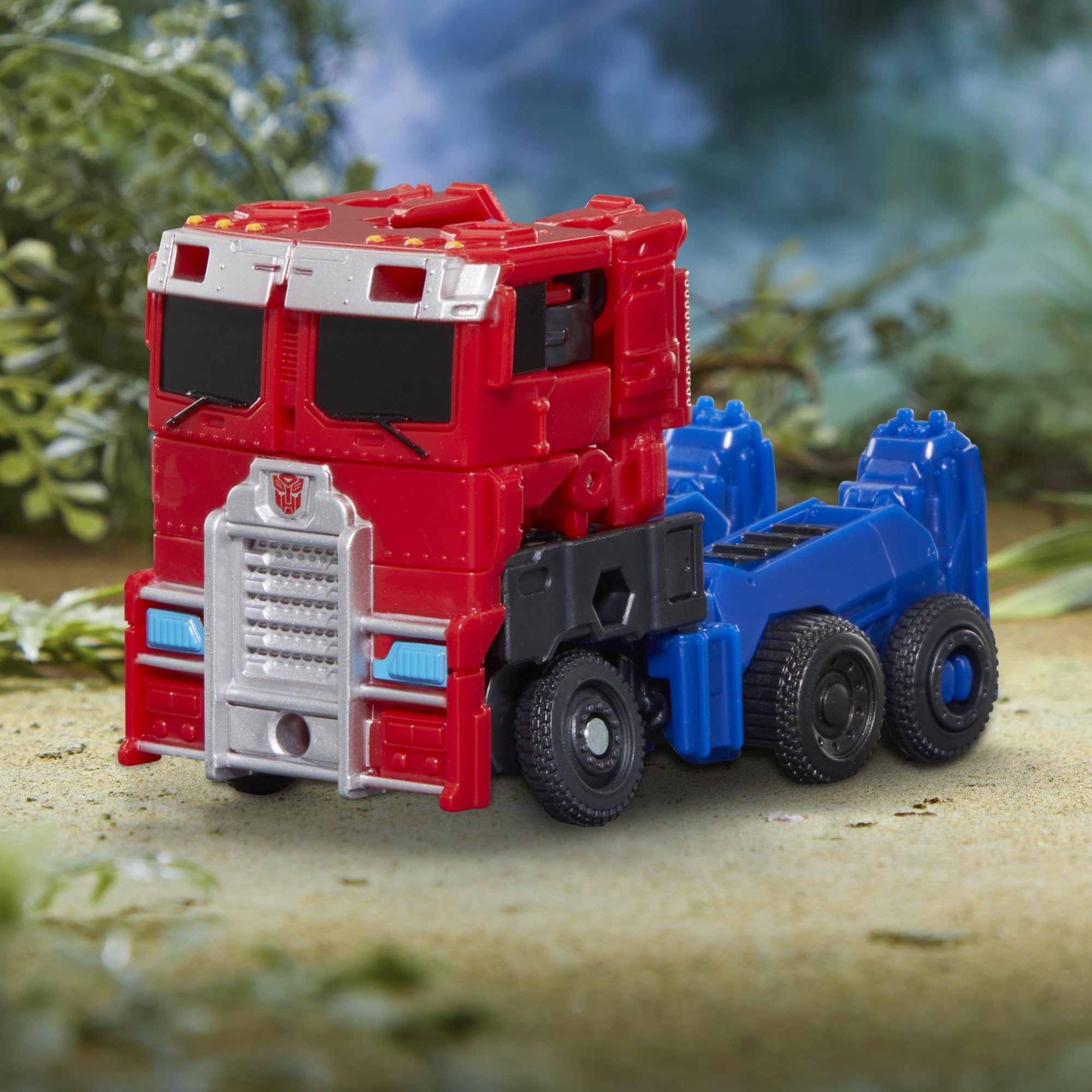 Transformers Rise of the Beasts Lionblade in attack pose with mane lighting