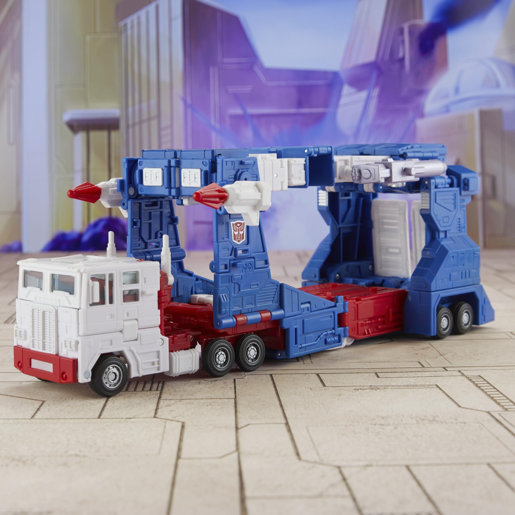 Ultra Magnus with four blasters boosts battle-ready versatility.