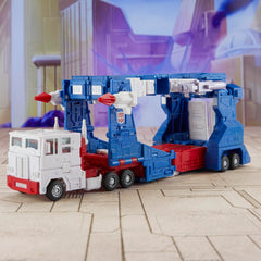 Ultra Magnus with four blasters boosts battle-ready versatility.