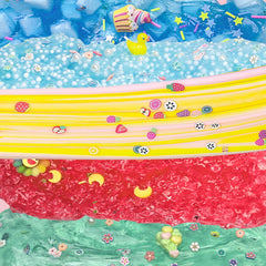 UIVIEHIR Bee slime container with decorative elements for sensory exploration.
