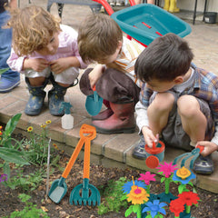 Unanscre apron with pockets keeps tools handy during gardening.