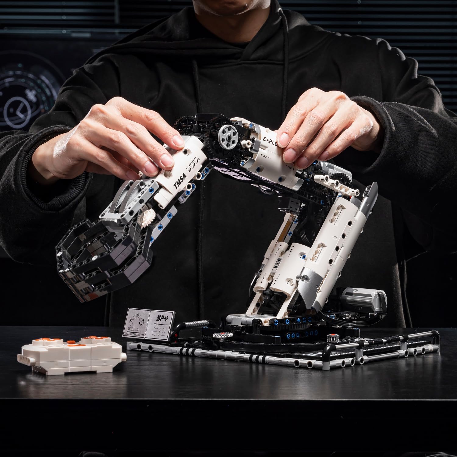 UNCLE BRICK 360-degree chassis rotation demonstrates full range of motion.