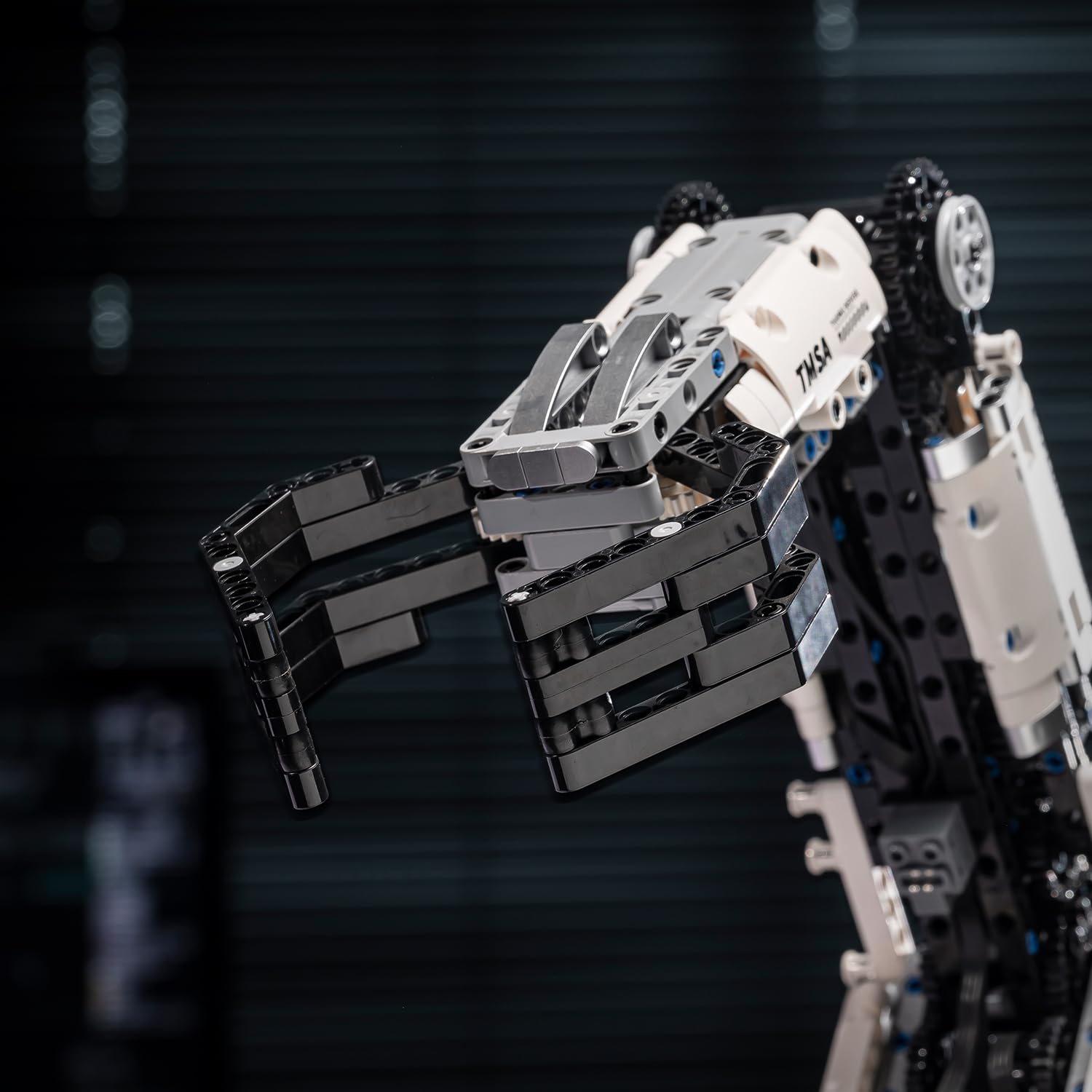 UNCLE BRICK completed robotic arm showcases versatile STEM learning opportunities.
