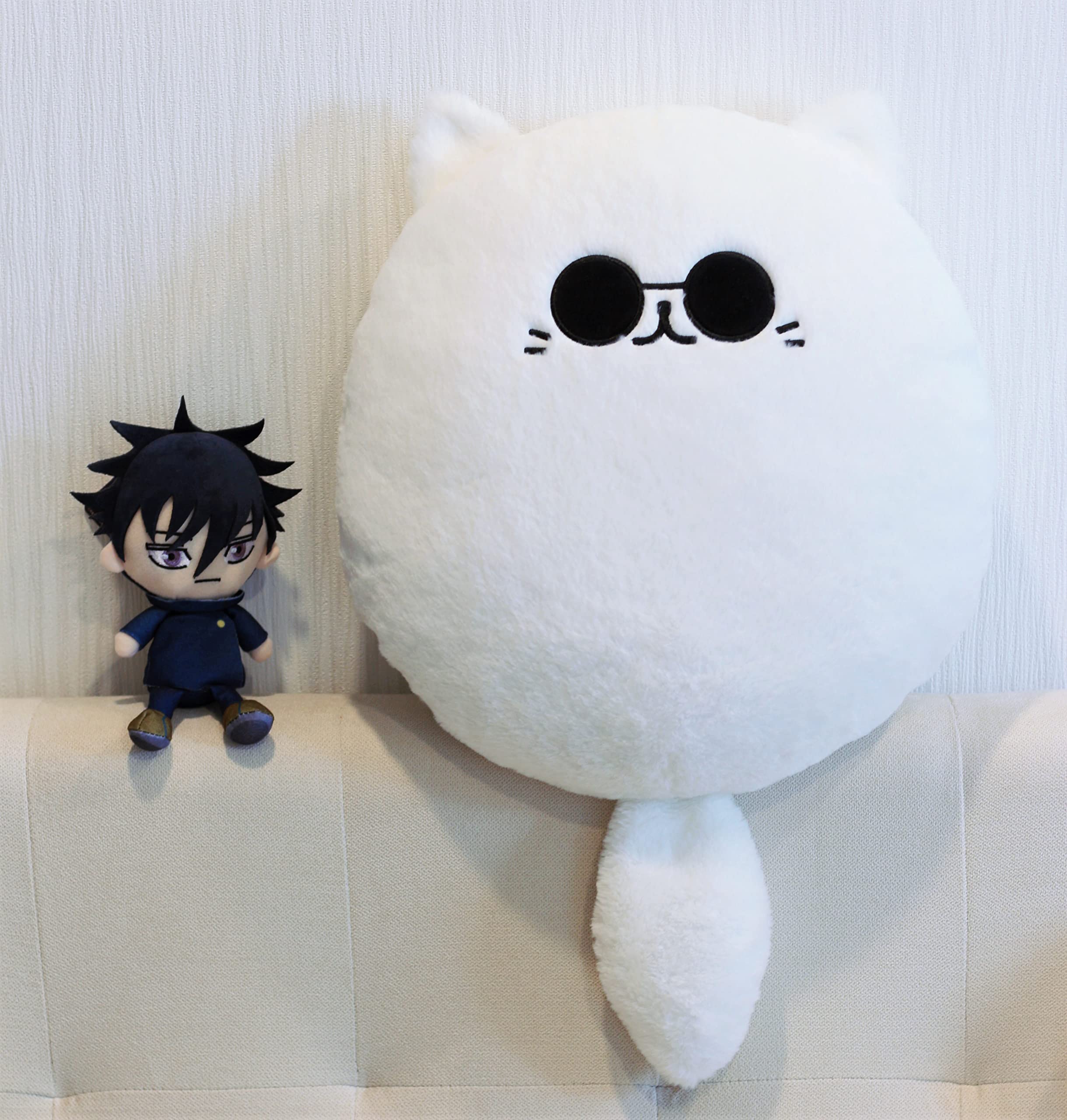 Uomieefy Gojocat plush stitching detail emphasizes durable craft