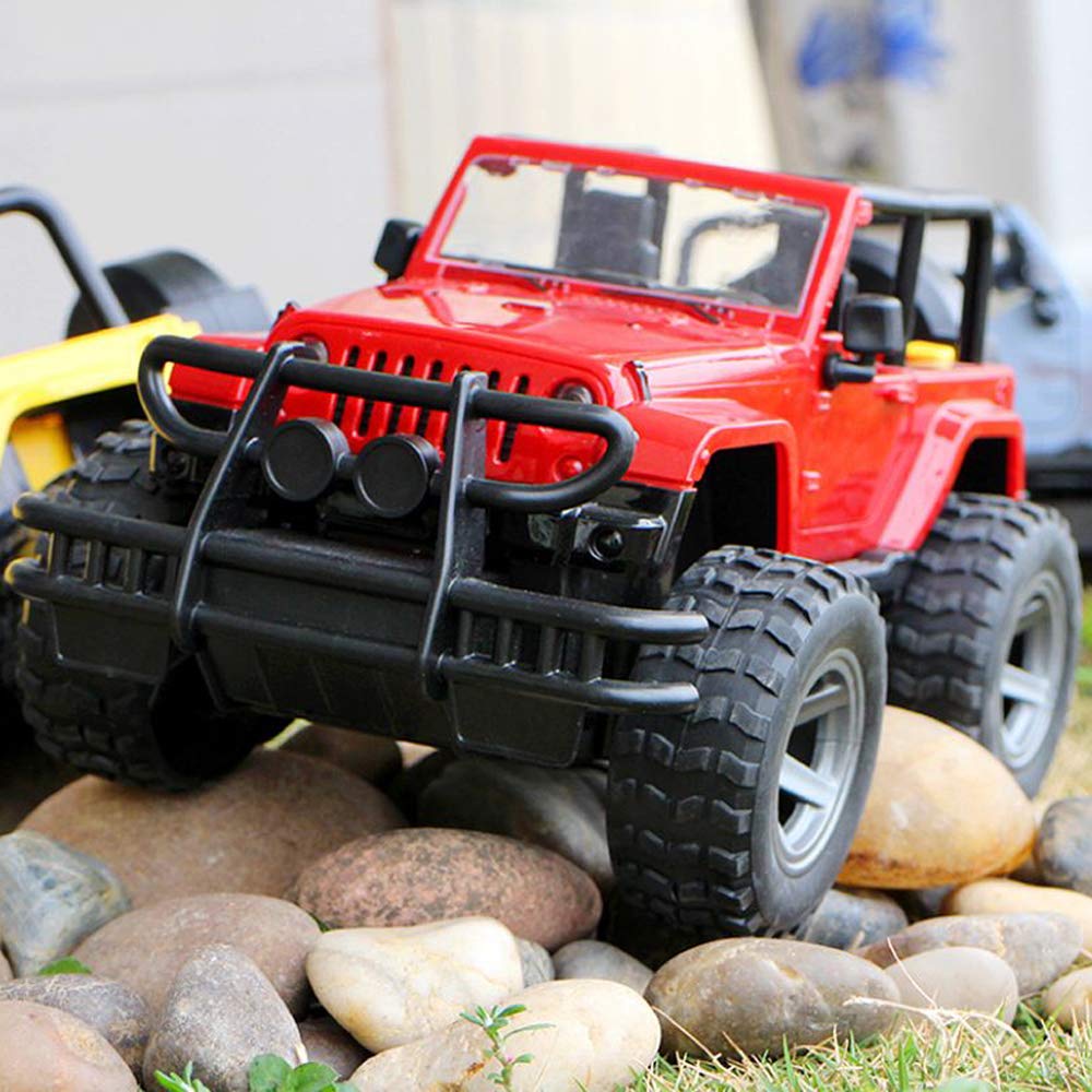 UXRPTU off-road fighter side view highlights compact scale for easy handling.