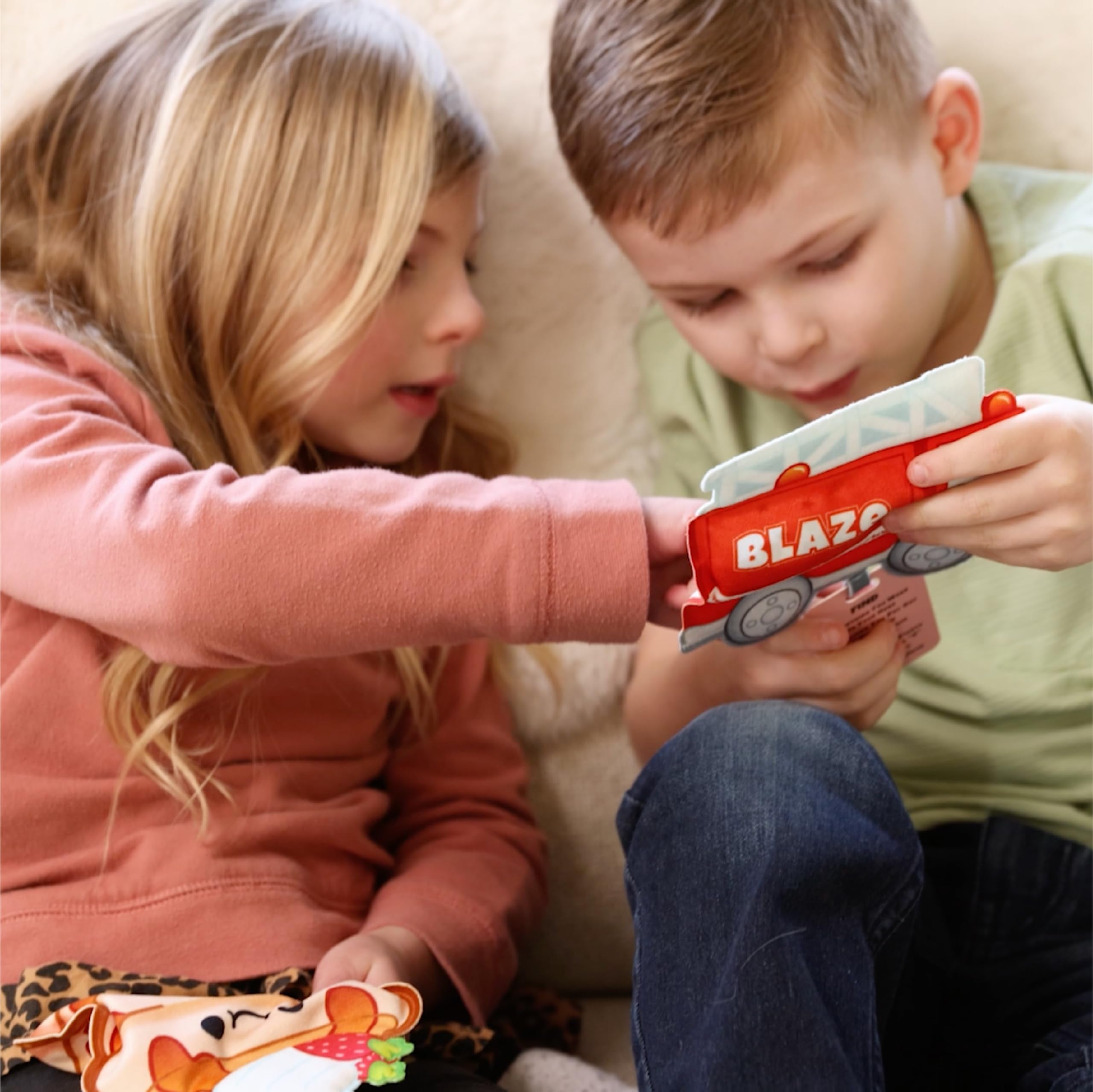 Vango BIZYBOO card prompts visual guides learning cues during play
